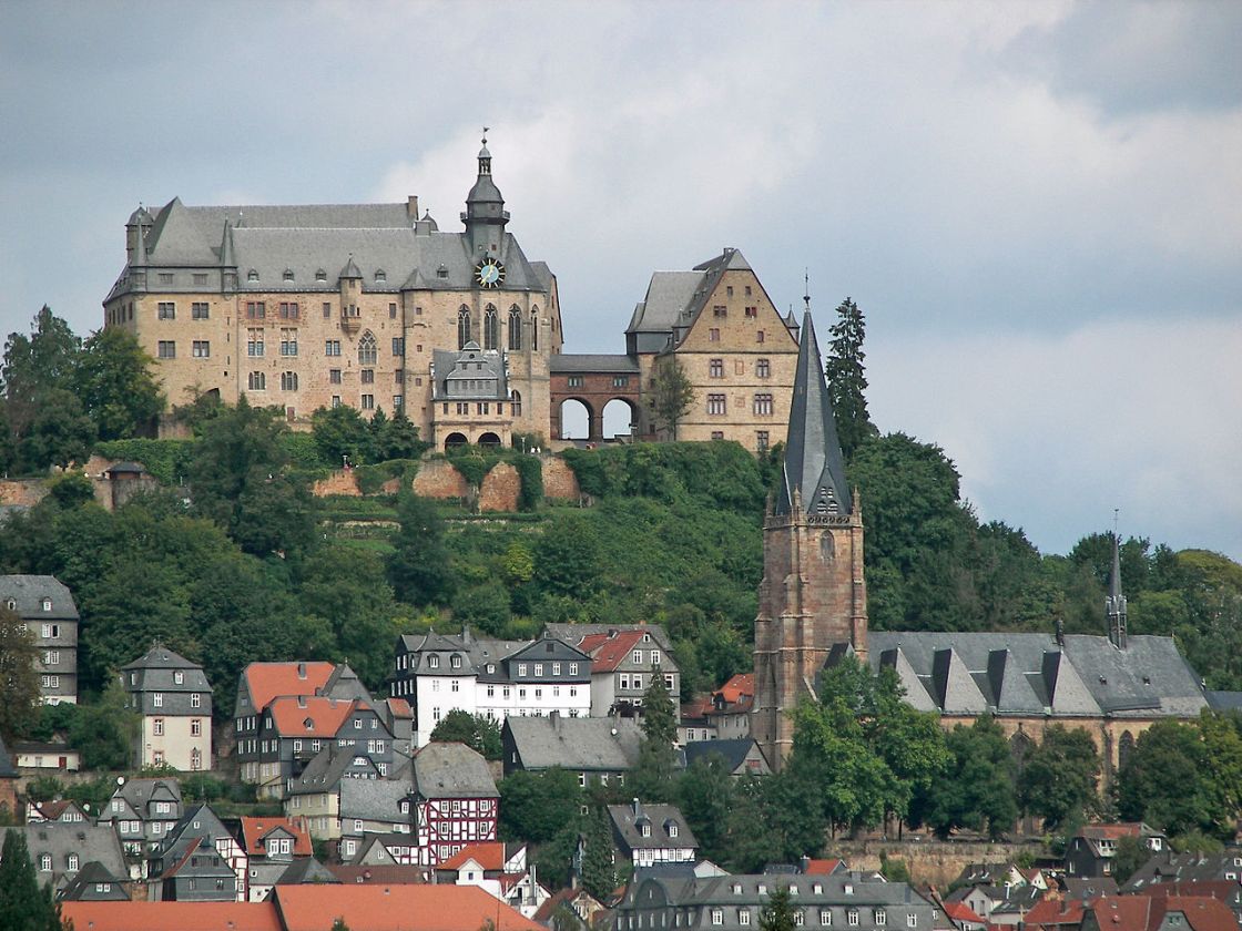 Das Marburger Schloss von Süden, rechts im Vordergrund die Lutherische Pfarrkirche.