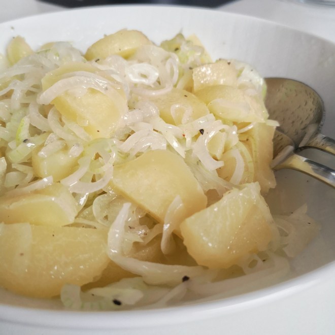 Hessischer Handkäse mit Zwiebeln vermengt in einem Teller nach einem Familienrezept