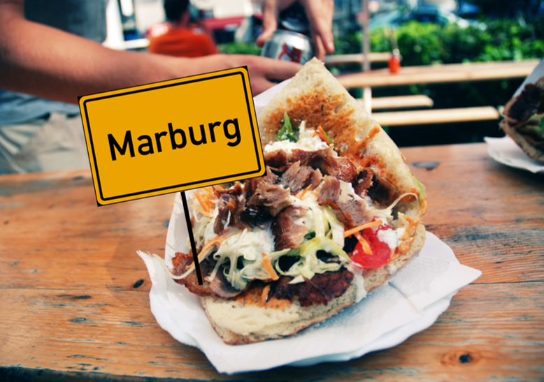 Marburger Ortsschild steckt in einem Döner.
