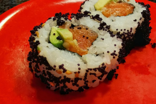 Inside Out Roll oder California Roll mit Lachs und Avocado