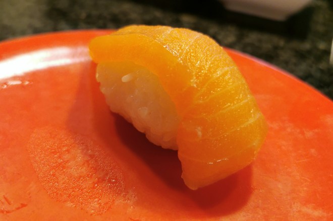 Lachs Nigiri vom Band bei Hikari Gold Sushi Marburg