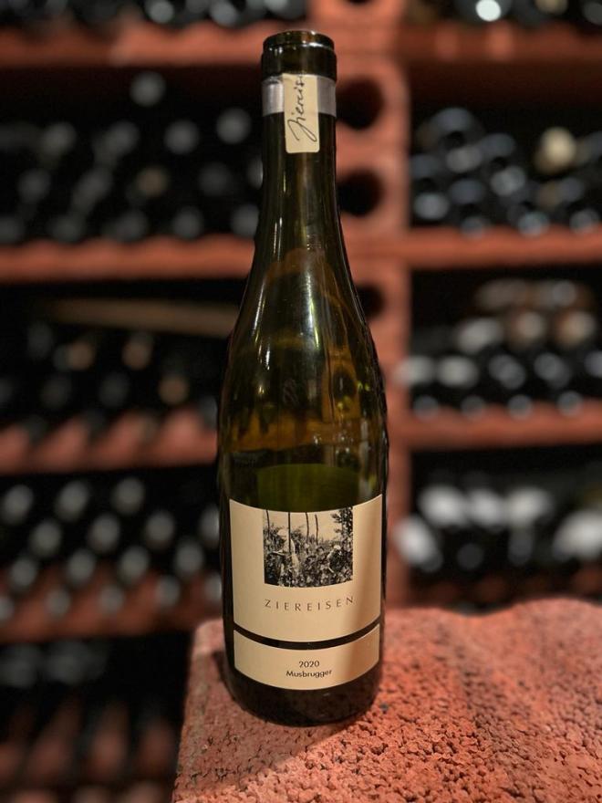 Grauer Burgunder vom Weingut Ziereisen in einem Weinkeller stehend