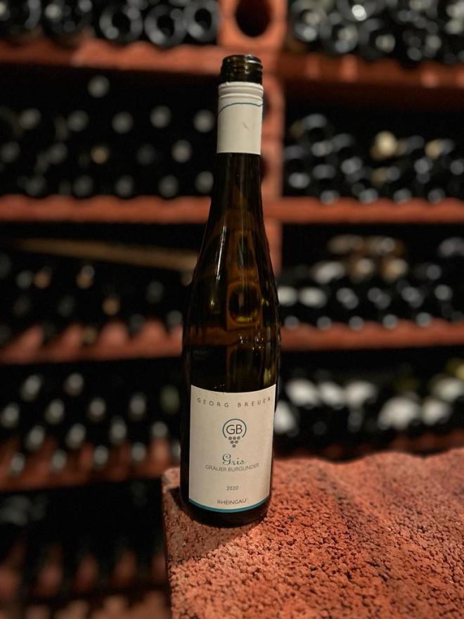 Eine Weinflasche von Georg Breuer in einem Weinkeller