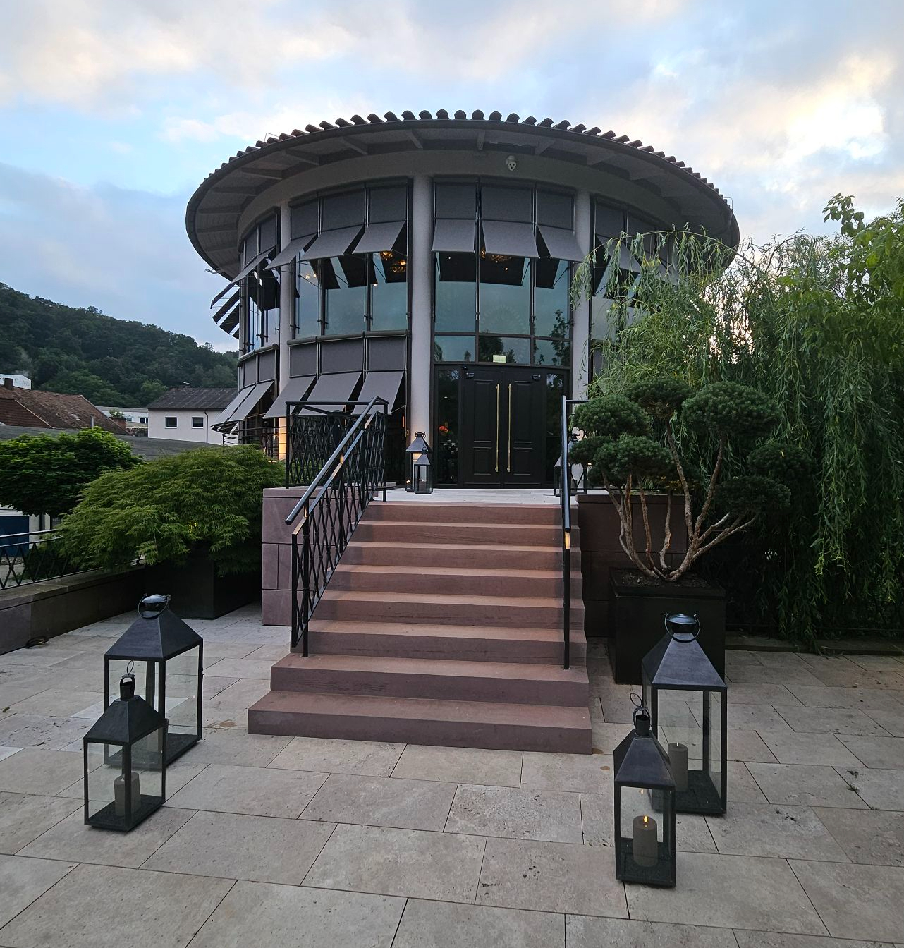 Ein Rundhaus in Marburg mit einem Treppenaufgang und Windlichtern
